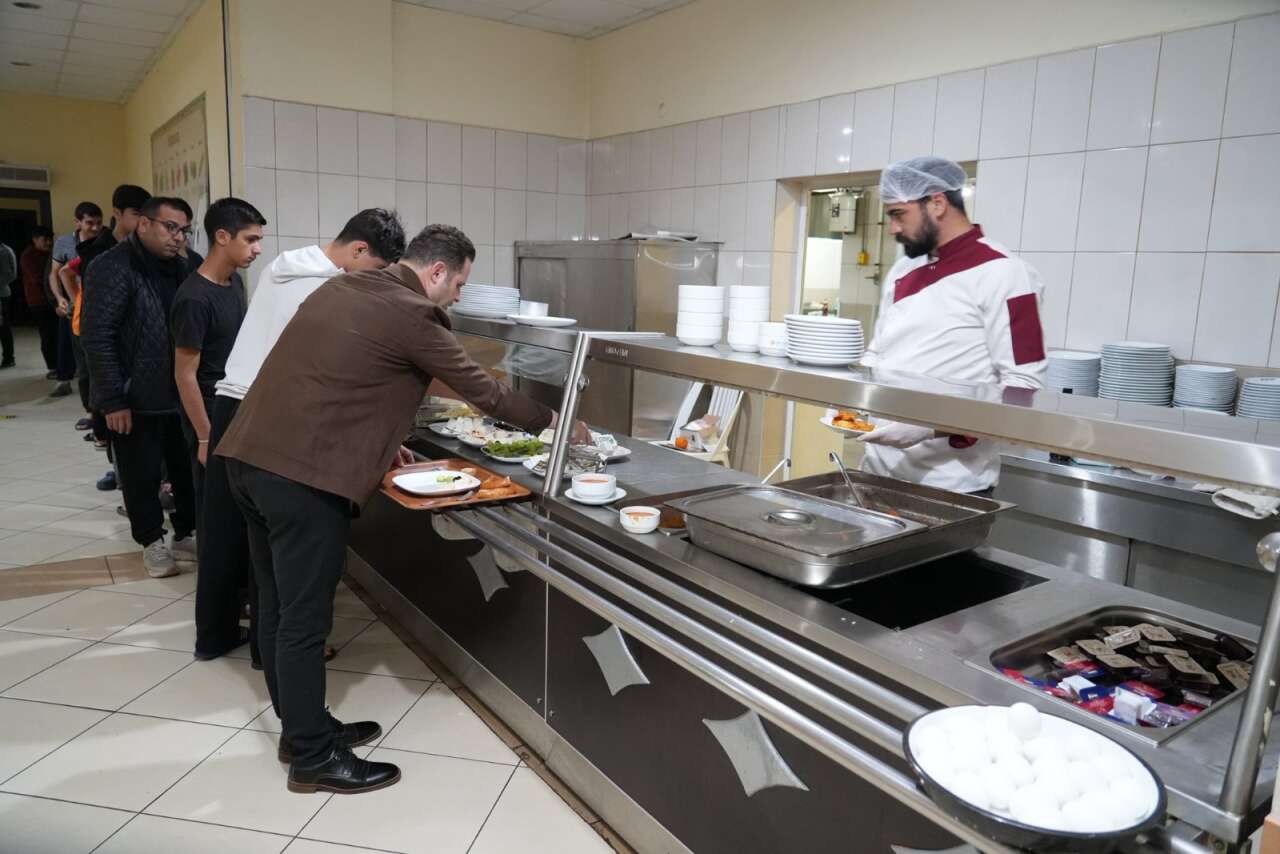 İl Milli Eğitim Müdürü Emre Çay Öğrencilerle Sahur Sofrasında Buluştu 6